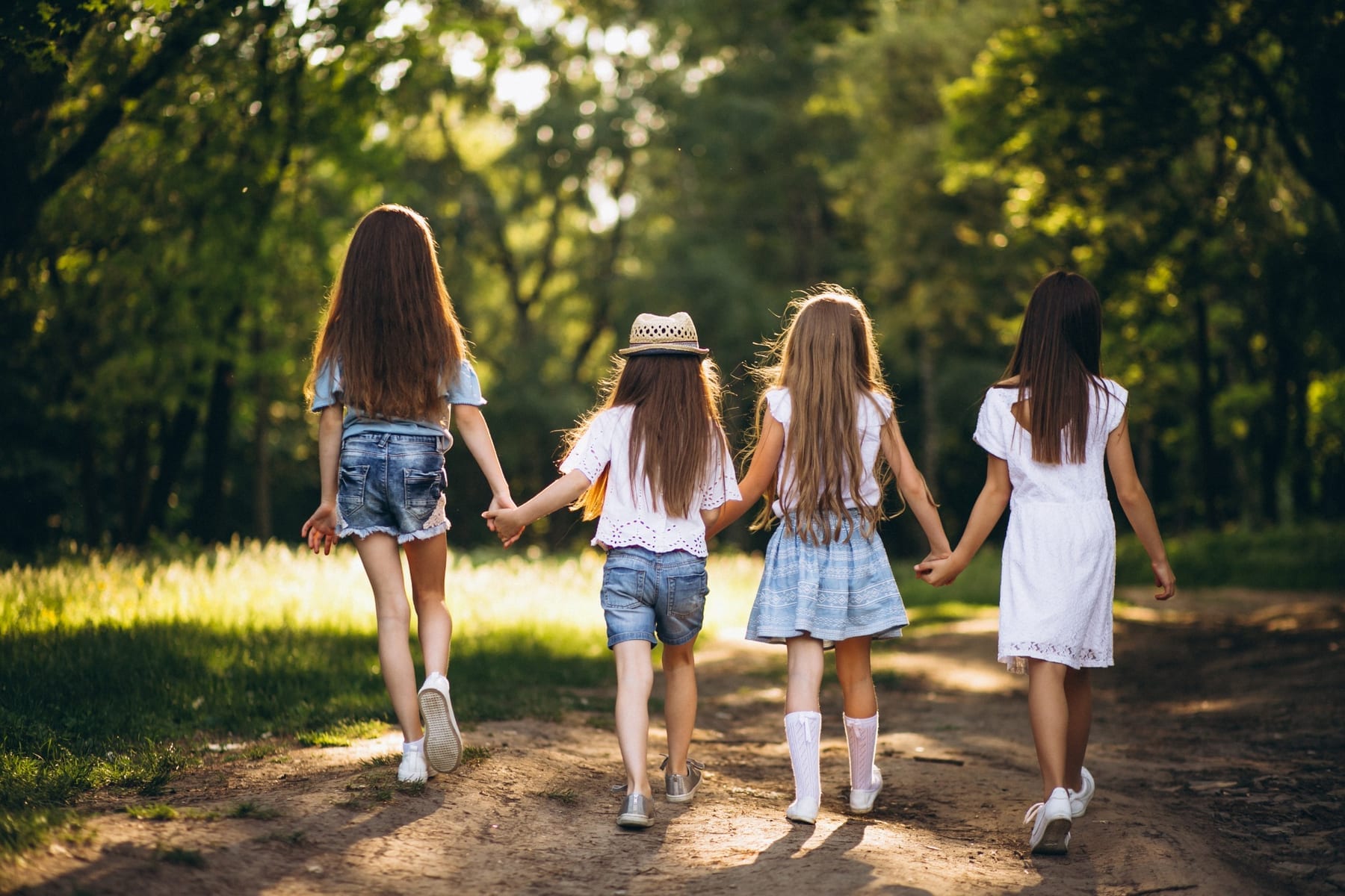 Un grupo de niñas camina unido por el bosque