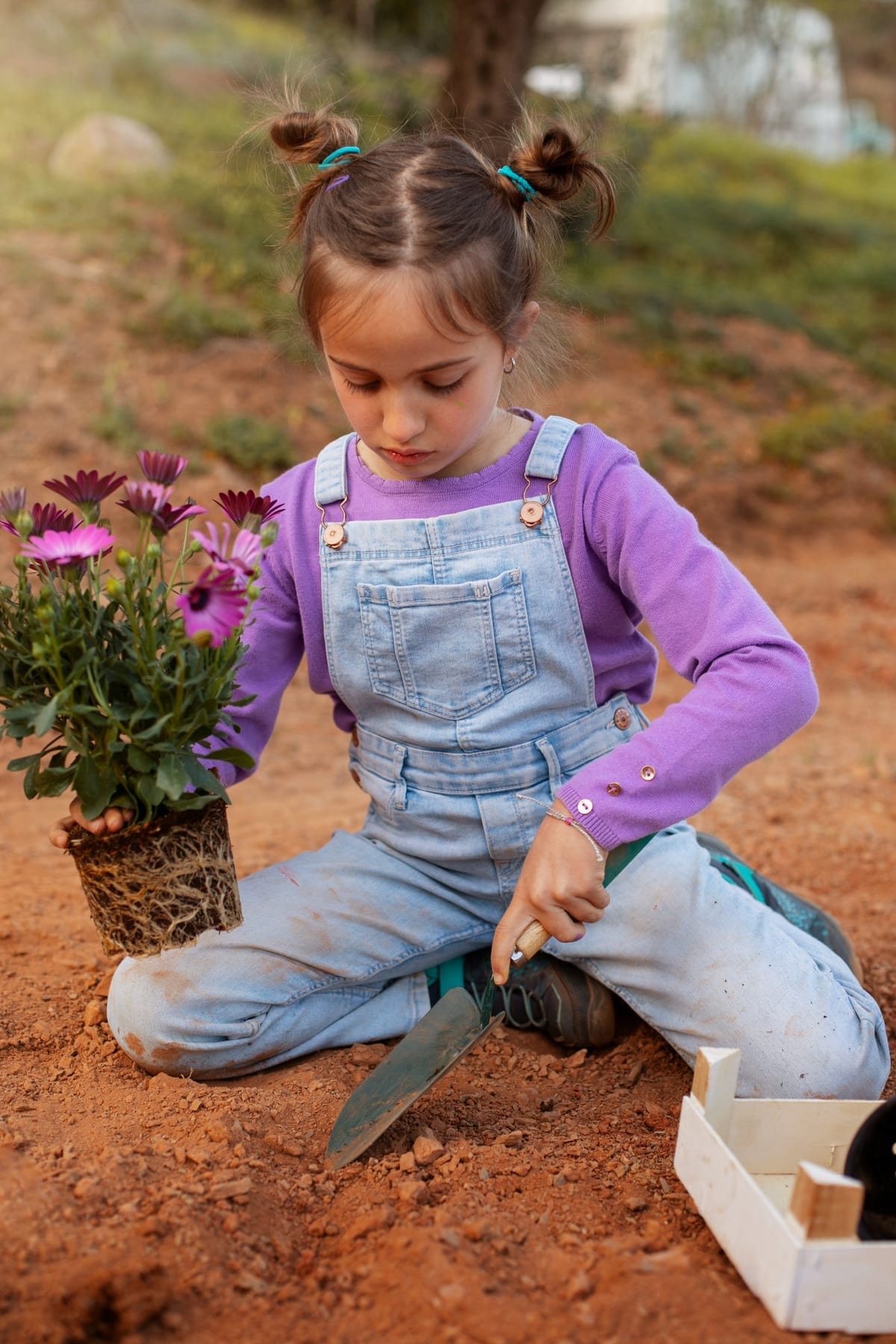 Una niña participa en una experiencia de creación