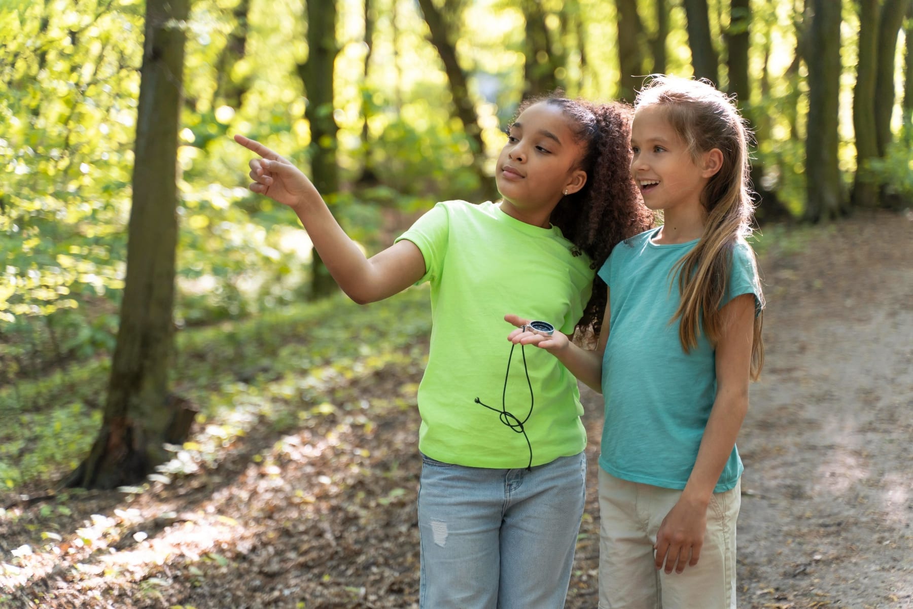 Dos niñas exploran juntas y conectan descubrimientos en la naturaleza